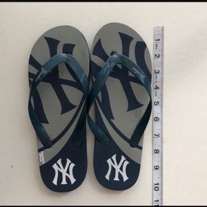 NY Yankees flip flops